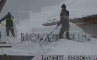 Schneemassen in den Alpen – enorm hohe Lawinengefahr in den Alpen: Dächer werden abgeschaufelt, Lawinen werden gesprengt (Audio), Radlader schaffen Schnee aus Ortschaften, Lifte und Gondeln stehen still: Exklusives Interview mit Leiter Lawinenwarndienst Rudi Mair: „Wir haben zum Teil schon einen Meter Neuschnee bekommen. Schon ein dramatischer Wintereinbruch“