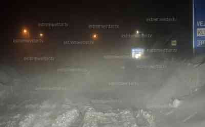 Massiver Schneesturm im Erzgebirge: Whiteout durch massiven Wind, Sichtweite teilweise unter 1 Meter, meterhohe Schneeverwehungen, Schneemassen auch im Erzgebirge, ganze Fenster vom Schnee verschluckt: Winterdienst im Dauereinsatz, Autofahrer können Straße nur erahnen, LKW Fahrer bleibt mit Sattelzug auf Bundesstraße stehen