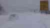 Extremer Schneesturm und Orkanböen – Sturmtief Roxana wütet auf dem Fichtelberg: Autos verschwinden regelrecht im Schneesturm, nur wenige Meter Sichtweite, Lifte müssen Betrieb einstellen, Menschen haben Mühe auf den Beinen zu bleiben: Erste Straßen wegen massiven Schneeverwehungen voll gesperrt, O-Töne von Wintersportlern zum Wetter