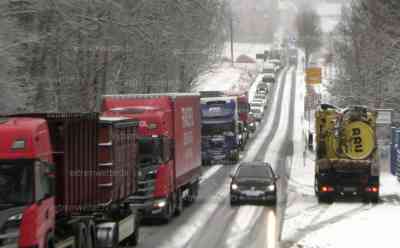 Verkehrschaos durch Tief Roxana: Eisglätte lässt Verkehr zusammenbrechen, LKW und Busse können weder bergwärts, noch talwärts fahren, Polizei muss B 95 sperren, kilometerlanger Stau, LKW hängen quer: Schneefallgrenze sank in der Nacht auf 300 Metern herab, arge Behinderungen auf den Straßen durch u.a. liegengebliebene LKWs
