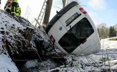 Spiegelglatte Straßen durch Tief Roxana: Starke Schneefälle verursachen immer wieder Unfälle, VW Caddy kommt von Straße ab und überschlägt sich, aufwändige Bergung : Feuerwehr mit Rüstwagen vor Ort, Fahrer hatte auf Eispiste keine Chance