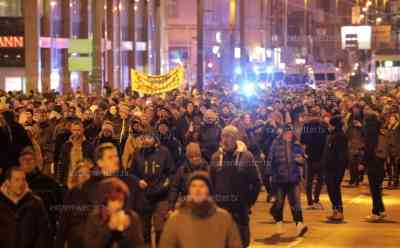 Coronaspaziergang in Magdeburg: extrem gereizte Stimmung – Eltern mit Baby im Aufzug dabei, Demonstranten attackieren verbal Polizei mitten in der Menschenmenge massiv, Teilnehmer müssen zurückgedrängt werden: Polizei mit mehreren Hundertschaften im Einsatz, Aggression bei den Teilnehmern enorm