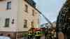 Dachstuhl im Vollbrand: 9 Bewohner im Mehrfamilienhaus verlieren Zuhause: Großeinsatz der Feuerwehr, zahlreiche Kameraden müssen Brand im Innenangriff bekämpfen