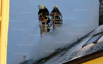 Dachstuhl im Vollbrand: 9 Bewohner im Mehrfamilienhaus verlieren Zuhause: Großeinsatz der Feuerwehr, zahlreiche Kameraden müssen Brand im Innenangriff bekämpfen