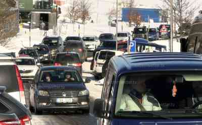 Ansturm auf Skigebiete – Verkehrskollaps: Tausende Menschen stürmen Skigebiete am Keilberg und Fichtelberg, kilometerlange Staus auf den Straßen, völlig überfüllte Parkplätze: Wer es geschafft hat, dem erwartete ein Wintermärchen, tiefverschneiter Fichtelberg on tape