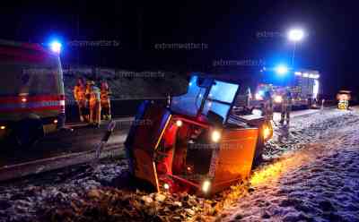 Winterdienstfahrzeug verunfallte aufgrund von Glätte: Spiegelglatte Straßen im Vogtland: Hoher Sachschaden, Einsatz dauerte über 3 Stunden