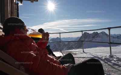 Naherholungssuchende drängen in die Alpen – Zugspitze bei Kaiserwetter gut besucht – Massiver Stau auf Autobahn und Bundesstraße – Bergrettung und Hubschrauber im Einsatz : Wintersportler kommen auf die Zugspitze – Sonnenhungrige sonnen sich mit Weißbier am Gletscher – Große Freude bei den Besuchern
