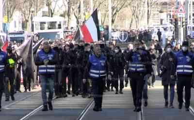 Dresden gedenkt Bombardierung – Rechter Naziaufmarsch: knapp 1.000 gewaltbereite Rechte demonstrieren durch Dresden, großer Gegenprotest mit Stinkefingern (on tape), riesiges Polizeiaufgebot: Polizei verhindert mit riesigen Polizeiaufgebot Zusammenstöße und gewährleistet friedlichen Demonstrationsablauf