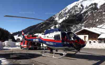Lawine verschüttet Tourengeher in den Alpen: Kaiserwetter lockt viele Wintersportler in den Alpen, einige Tourengeher lösen immer wieder Lawinen aus, Lawinengefahr weiterhin hoch: Tourengeher muss reanimiert werden und wurde schwer verletzt ins Krankenhaus geflogen, weiterhin angespannte Lawinensituation in den Alpen