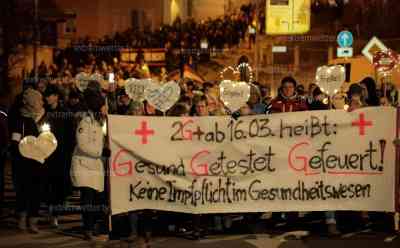 Tausende bei Montagsproteste gegen Coronamaßnahmen in Bautzen: Riesiger Coronaprotest in Bautzen, mehrere tausend Menschen sind auf der Straße, „Spaziergänge“ haben sich verändert, immer mehr angemeldet Demonstrationen von Pflegern: Rechte Spektrum verschwindet immer mehr, Spaziergänge seit einiger Zeit friedlich , tausende Menschen demonstrieren u.a. gegen die Impfpflicht in Bautzen, Polizei sichert großen Aufzug ab