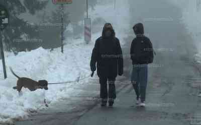 Orkan Ylenia erreicht Deutschland: Orkanböen auf dem Brocken, Böen von über 124 Km/h, Orkan legt weiter zu, Lebensgefahr für Touristen auf dem Brocken, Plateau vereist, meterhohe Schneeverwehungen, Tourist: „Man kann sich kaum aus den Füßen halten, es ist richtig krass“: Böen von über 160 km/h werden auf dem Brocken erwartet, Nationalpark Harz warnt vor Wanderungen zum Brocken, Brockenbahn stellt Betrieb ein