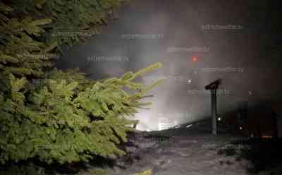 Orkan Fichtelberg – Lebensgefahr durch Eisbrocken: Große Eisbrocken stürzen im Orkan auf das Plateau, schwerer Sturm live on tape, Eis und Schnee lösen sich durch Sturm, Fichtelbergbahn stellt Betrieb ein, Loipen gesperrt: Orkan pfeift regelrecht über den Fichtelberg, einmalige Sturmaufnahmen, Gischt weht über Gipfel