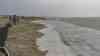 Orkan Zeynep wütet in Holland: massiver Sandsturm an den Küsten, Menschen können kaum sehen und sich bewegen, massiver Sandsturm fegt über die Küste (on tape): Gischt der Nordsee fegt in Richtung Strand