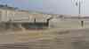 Orkan Zeynep wütet in Holland: massiver Sandsturm an den Küsten, Menschen können kaum sehen und sich bewegen, massiver Sandsturm fegt über die Küste (on tape): Gischt der Nordsee fegt in Richtung Strand