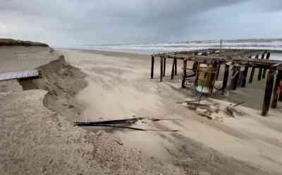 Nach Orkantief – Strände weggespült: Nordseeinseln besonders schwer von Orkan getroffen, ganze Stege und Strandbereiche auf Norderney weggespült: Schäden werden nach und nach sichtbar