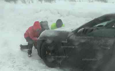 Sturmtief Antonia erreicht Sachsen: Starker Schneesturm, kaum Sicht für Autofahrer, Skifahrer im Sturm – einige Straßen noch wegen massiven Sturmschäden gesperrt, Parks in Annaberg-Buchholz ebenfalls gesperrt: Voxpops Touristen zum Thema Sturm, Lebensgefahr im Wald – massiver Holzbruch on tape, orkanartige Böen auf dem Fichtelberg