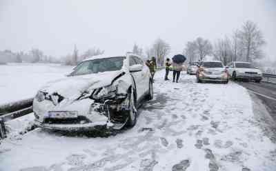 Sturmtief Antonia fordert Karambolage auf Bundesstraße – Innerhalb weniger Minuten 5 cm Neuschnee – Alles winterlich weiß : 6 Fahrzeuge kollidieren durch Schneeglätte auf B2 – „Antonia brachte den Winter zurück“