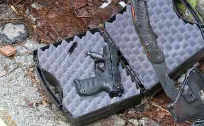 Wohnhausbrand im Erzgebirge – Nachbar rettet Frau und Jugendliche: Nachbar stellt Leiter für 2 Personen ans Fenster, Wohnhaus brannte in voller Ausdehnung, Anwohner können sich über Leiter auf ein Balkon retten, Feuerwehr findet Waffe und zahlreiche Feuerwerksbatterien: Feuerwehr: „Das Haus ist nicht mehr bewohnbar und ein riesen Sanierungsfall“