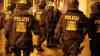 Corona-Spaziergänge in Mitteldeutschland: Querdenker laufen vor Impfzentrum entlang, Feuerwerk wird gezündet (on tape), Großer Flaschenwurf zwingt Beamte Helme aufzusetzen, Person wird festgenommen, lautstarker Coronaprotest: Trotz Dauerregen und 2 °C über tausend Menschen demonstrieren illegal durch Geras Innenstadt