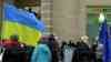 Solidarität nach Angriff auf Ukraine: Menschen liegen sich weinend in den Armen, viele Solidaritätsversammlungen in Deutschland, kleine Kinder wehen ukrainische Flagge, zahlreiche Plakate zeigen „kein Krieg“: Emotionale Momente in Chemnitz in der Innenstadt, ukrainische Staatsbürger singen ihre Hymne