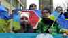 Solidarität nach Angriff auf Ukraine: Menschen liegen sich weinend in den Armen, viele Solidaritätsversammlungen in Deutschland, kleine Kinder wehen ukrainische Flagge, zahlreiche Plakate zeigen „kein Krieg“: Emotionale Momente in Chemnitz in der Innenstadt, ukrainische Staatsbürger singen ihre Hymne