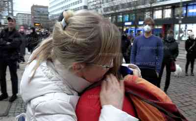 Solidarität nach Angriff auf Ukraine: Menschen liegen sich weinend in den Armen, viele Solidaritätsversammlungen in Deutschland, kleine Kinder wehen ukrainische Flagge, zahlreiche Plakate zeigen „kein Krieg“: Emotionale Momente in Chemnitz in der Innenstadt, ukrainische Staatsbürger singen ihre Hymne
