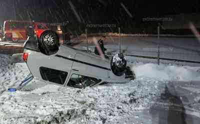 Winter meldet sich zurück – Glätteunfall: VW mit drei Insassen kommt auf spiegelglatter Straße von Fahrbahn ab und überschlägt sich, Ersthelfer befreit Insassen über Kofferraum: Feuerwehr mit mehreren Fahrzeugen im Einsatz, Insassen wie durch ein Wunder unverletzt