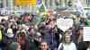 Tausende protestieren gegen Impfpflicht: Impfpflicht naht – tausende Menschen demonstrierten in Chemnitz dagegen, Banner „Kretzschmer verhaften“ von Polizei eingezogen und Personen festgenommen: Auch Kinder wurden während des Aufzugs auf den Schultern getragen, Polizei sicherte Aufzug ab