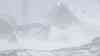 (Schneesturm, stark) Schneesturm Brocken: starke Schneefälle, Schneeverwehungen, Kinderkutsche und Menschen im Schneesturm: Brockenbenno "8331 Brockenaufstieg", Schneechaos für Sonntag erwartet, 7 cm Neuschnee