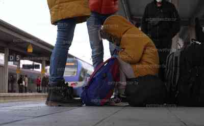 Ukrainische Kriegsflüchtlinge in Bayern angekommen – Bundespolizei hält Zug in Rosenheim an und kontrolliert – Viele Kinder unter den Geflohenen – Kuscheltiere als Trost dabei: Nach der Registrierung konnten die Kriegsflüchtlinge die Reise fortsetzen oder in einer behördlichen Unterkunft unterkommen