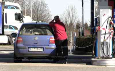 Hammerspritpreise in Deutschland – Diesel 2,32 Euro an Autobahnraststätte: Autofahrer greift sich bei den Preisen an den Kopf, auch auf dem Land Diesel bei deutlich über 2,10 Euro, Autofahrer: „Ehrlich gesagt, die Raststätten, die wir angefahren sind, haben wir wenig Leute gesehen“: „Ich würde sagen günstig sind sie auf keinen Fall. Sie sind recht teuer. Ich würde jetzt nicht an der Autobahn tanken, sondern eine App nutzen um einen günstigen Preis zu finden.“