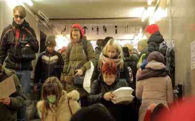 Flüchtlingswelle - Chaotische Zustände auf den Grenzbahnhöfen in Polen: Tausende Menschen versuchen ein Zugticket zu ergattern, Flüchtlingsmassen in den Bahnunterführungen, überfüllte Bahnsteige voller Flüchtlinge: Menschenmassen sitzen und stehen im Bahnhof Przemysl dicht an dicht, Hilfsorganisationen im Dauerstress