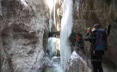 Eiszeit in der Partnachklamm – Naturschauspiel lässt gigantische Eiszapfen in der Schlucht entstehen – manche Eisstrukturen meterdick:  Schmelzwasser gefriert bei Nacht in der Partnachklamm – Eislandschaft an allen Feldwänden