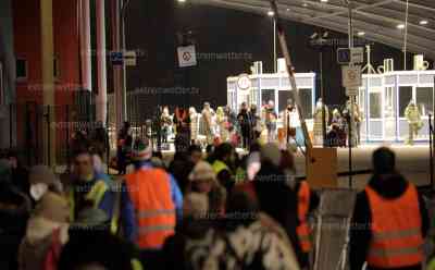 Flüchtlingszustrom in der Slowakei reißt nicht ab: Grenzbeamten kontrollieren PKW akribisch, Menschen wärmen sich an Heizpilzen auf (on tape), viele Menschen warten an Grenze auf ihrer Einreise, dutzende Busse im Einsatz: Hilfsorganisationen im Dauereinsatz, größte Herausforderung ist die Versorgung der Menschen nach der Einreise in der Slowakei  