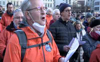 „Sing for Ukrain“ in Dresden: Bürgersingen mit zahlreichen Chören in Dresden, großes Solidaritätssingen auf dem Neumarkt in Dresden, hunderte singen zusammen mit Chören gegen den Krieg: Philharmonie und Chöre rufen für Samstag zum großen Bürgersingen im Dresdner Zentrum auf. Es gehe um die Sehnsucht nach Frieden, so die Initiatoren