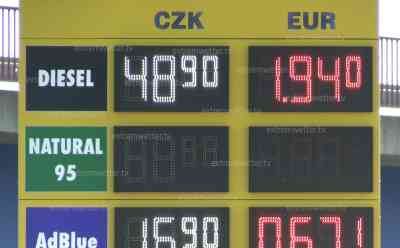 Benzinpreiskrise in Deutschland – Ansturm auf Tankstelle im Ausland: erste Tankstellen besitzen kein Benzin mehr, Deutsche tanken unzählige Kanister und Autotank voll, Diesel und Benzin bis zu 40 Cent billiger: Deutsche kaufen Trinkwasser in Massen ein, Autofahrerin mit überfülltem Kofferraum voller Wasserflaschen, Einfuhr von Benzin aber nur mit maximal 20 Liter erlaubt