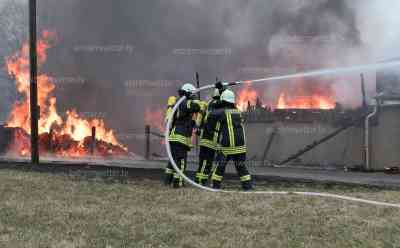 Großbrand auf Landwirtschaftsbetrieb in Trieb:  Scheune, Garage und Hütte brennen komplett nieder, Rauchsäule kilometerweit sichtbar: 3. Großbrand im Vogtland innerhalb paar Tagen, Großaufgebot der Feuerwehr