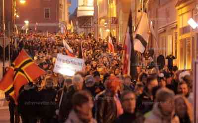 Corona und Benzinkrise: Impfpflicht für Pfleger ab Dienstag: Massenprotest gegen Impflicht und Wucherbenzinpreise in Sachsen, Menschen trommeln gegen Benzinpreiskrise auf leere Kanister trotz Lockerungen – tausende Menschen (u.a. Pfleger, Ärzte) demonstrieren mit Bannern gegen die Impfpflicht durch Bautzen: trotz Lockerungen – tausende Menschen (u.a. Pfleger, Ärzte) demonstrieren mit Bannern gegen die Impfpflicht durch Bautzen, Personal erwartet bei Verstoß bis zu 2.500 Euro Bußgeld