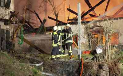 Feuerhölle vernichtet Bauernhof und weiteres Wohnhaus – Junge Familie wollte sich eine Landwirtschaft aufbauen – Feuerwehr konnte die Flammen nicht mehr aufhalten – Hof in sehr exponierter Lage – Schwierige Löschwasserversorgung : Ursache noch unklar – Brandermittler vor Ort – Weiterer Stall konnte gerettet werden – Stundenlager Großeinsatz
