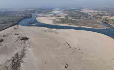 Extreme Dürre in Italien: Rekordniedrigwasser und enorme Trockenheit in Norditalien und in der Südschweiz - Ausgetrocknete Stauseen und Flüsse. Beeindruckende und zugleich erschreckende Bilder und Drohnenaufnahmen: Der Klimawandel bringt große Probleme mit sich