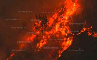 Gewaltiger Waldbrand in Italien: Die Situation ist besorgniserregend – Heftige Rauchentwicklung behindert die Löscharbeiten. Die Region in den Südalpen wird derzeit von einer extremen Dürre heimgesucht – Anwohner im O-TON: Extreme Dürre und gewaltiger Waldbrand in Italien bedroht Häuser