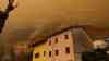 Gewaltiger Waldbrand in Italien: Die Situation ist besorgniserregend – Heftige Rauchentwicklung behindert die Löscharbeiten. Die Region in den Südalpen wird derzeit von einer extremen Dürre heimgesucht – Anwohner im O-TON: Extreme Dürre und gewaltiger Waldbrand in Italien bedroht Häuser