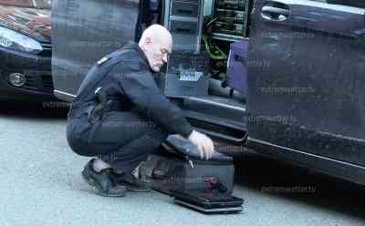 Tankstellenüberfall in Auerbach: Täter nach räuberischem Diebstahl gestellt, Razzia in Falkensteiner Wohnung: Polizei beschlagnahmt mehre Gegenstände, verletzte Person