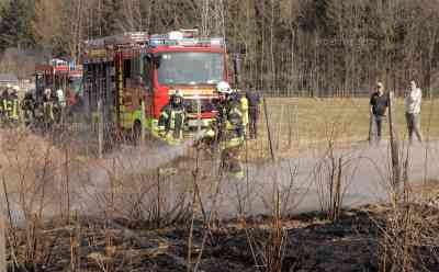 Hohe Waldbrandgefahr in Mitteleuropa: Wiesenbrand auf 100 qm im Erzgebirge nahe einer Pferderanch mit vielen Besuchern, sonnigster März mit seiner Schattenseite durch anhaltende Trockenheit: Zahlreiche große Waldbrände auch in Südtirol auf Grund extremer Trockenheit, aktuell verbreitet Waldbrandstufe 3