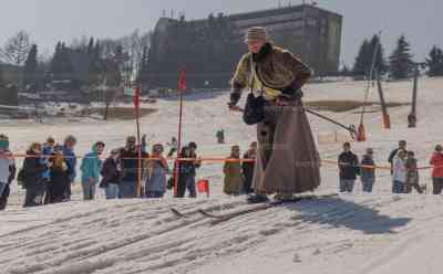 Skispaß trotz Corona bis Anfang April im Erzgebirge: Nostalgierennen nach zwei Jahren Coronapause, erste größere Veranstaltung nach langer Pause, Skifahrer mit historischen Latten und Kleidung am Fichtelberg unterwegs: Kaiserwetter lockt hunderte Zuschauer und Skifahrer ins Erzgebirge, perfekte Skibedingungen