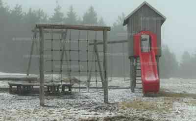 Massiver Wintereinbruch droht – erste Schneefälle in den Mittelgebirgen: Schneefall bei – 1 °C auf dem Fichtelberg, dünne Schneedecke kündigt markanten Wintereinbruch an, Vegetation mit Schnee bedeckt, Schneemann wird gebaut: Winterreifenpflicht in den kommenden Tagen, bis zu 10 cm Neuschnee selbst im Tiefland erwartet