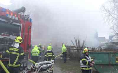 Großeinsatz der Feuerwehr Treuen: Durch Benzin und Lacke brannte das Gartenhaus vollständig aus: Feuerwehr kann übergreifen der Flammen zum Wohnhaus verhindern, 40 Kameraden im Einsatz, extrem starke Rauchentwicklung