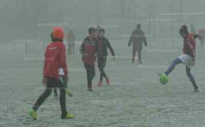 Wintereinbruch in Deutschland – Fußballer trainieren im dichten Schneetreiben: Narzissen und Stiefmütterchen vom Schnee bedeckt, Ostereier an Sträuchern mit einer weißen Haube überzogen: Noch vor einer Woche konnten die Fußballer bei Wärme und kurzärmlig trainieren, nun ist lange Kleidung Pflicht 