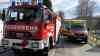 PKW kommt in Gegenverkehr und kracht in Linienbus - Beide Fahrer werden verletzt: Feuerwehr muss Fahrer mit technischem Gerät befreien