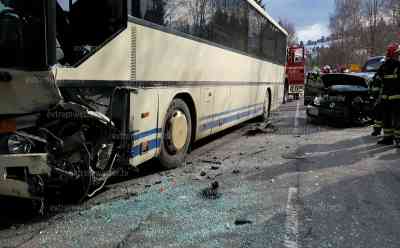 PKW kommt in Gegenverkehr und kracht in Linienbus - Beide Fahrer werden verletzt: Feuerwehr muss Fahrer mit technischem Gerät befreien